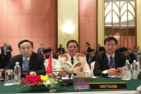 出席会议的越南代表团。