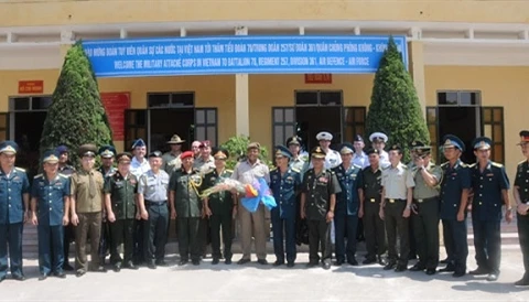 各国驻越国防武官代表团与361师官兵合影留念（图片来源：mod.gov.vn）