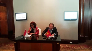 越南农业与农村发展部副部长武文八与印尼海洋事务和渔业部部长苏西·普吉亚斯图蒂签署合作协议（图片来源：越通社）
