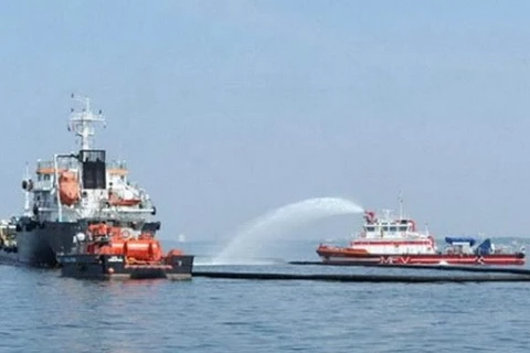 新加坡与马来西亚举行联合演习 应对海上化学品泄漏事故。
