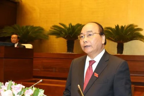 阮春福总理在会议上作报告（图片来源：越通社）
