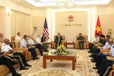 越南人民军副总参谋长武文俊上将会见美国国防大学代表团。（图片来源：http://soha.vn）