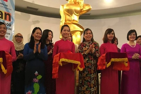 越南妇女联合会和东盟各国代表出席开幕式（图片来源：kinhtedothi.vn）