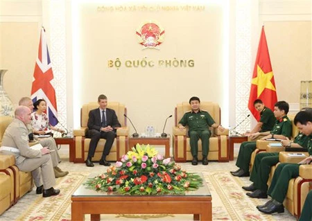 越南人民军副总参谋长武文俊上将会见了英国驻越大使贾尔斯·莱韦（图片来源：越南之声）