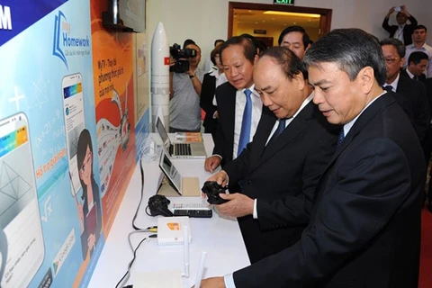 越南政府总理阮春福在来到越南邮政电信集团（VNPT）调研时（图片来源：越通社）