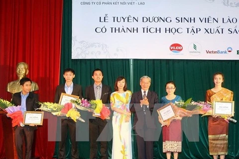 附图：在越取得优异成绩老挝学生表彰大会（图片来源：越通社）