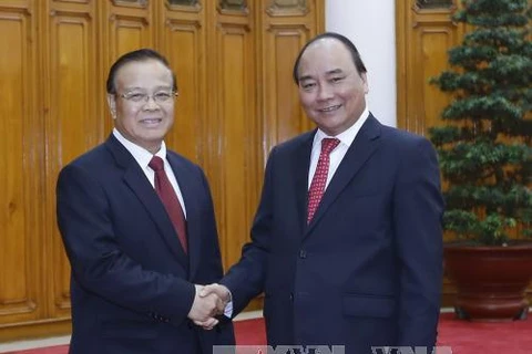 越南政府总理阮春福与老挝副总理兼财政部长宋迪·隆迪（图片来源：越通社）