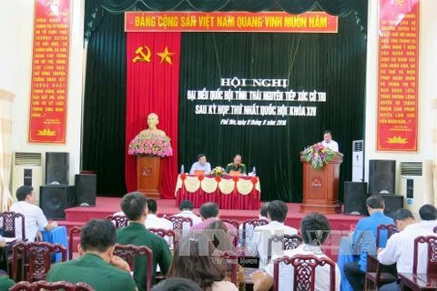 越南政府副总理范平明接触太原省的选民（图片来源：越通社）