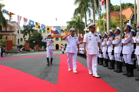 越南海军军种司令范淮南少将和马来西亚皇家海军司令艾哈迈德巴达尔丁检阅仪仗队。（图片来源：海军报）