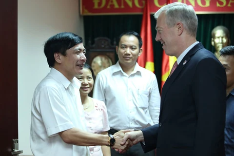 越南劳动总联合会裴文强会见美国驻越大使（图片来源：越南劳动报）