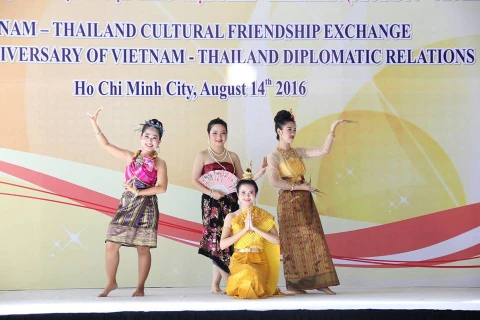 越泰友好文化交流活动的一个表演节目（图片来源：baoquocte.vn） 