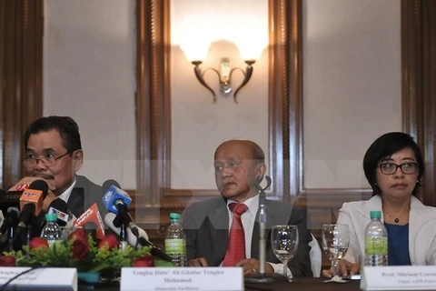 菲律宾政府首席谈判代表科罗内尔·费雷尔（右）与摩洛伊斯兰解放阵线首席谈判代表穆罕默德·伊克巴尔（左）。
