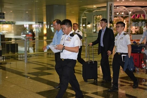越南青年军官代表团抵达新加坡樟宜机场（图片来源：越南人民军队报）