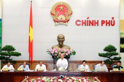越南政府总理阮春福在2011-2015年国家行政改革工作小结视频会议上发表讲话（图片来源：越通社）