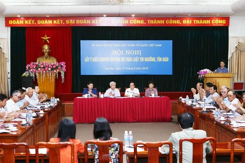 越南祖国阵线中央委员会召开会议，征求各专家对《信仰宗教法》（草案）的意见（图片来源：越通社）