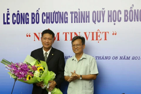 越南电视台党委常委副书记范文光与越南电力集团副总经理阮强林（图片来源：越南之声）