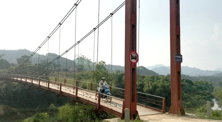 雄利乡的吊桥其有助于消除乡内个村寨之间的地理隔离。（图片来源：宣光省报网） 