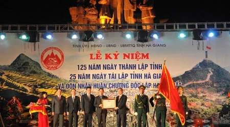 中央经济部部长阮文平向河江省颁发一级独立勋章​（图片来源：越南人民报）