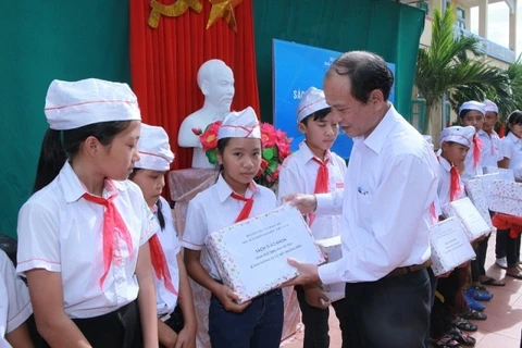 河静省向学生们赠送教科书（图片来源：越南人民报）