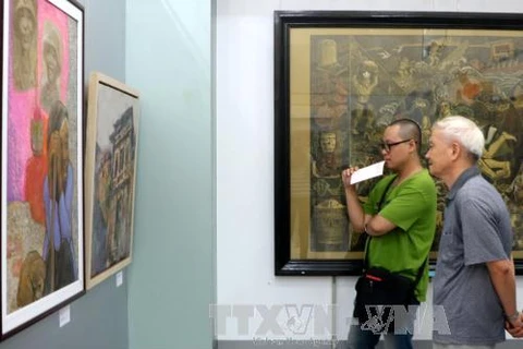 游客参观展会（图片来源：http://dangcongsan.vn/）