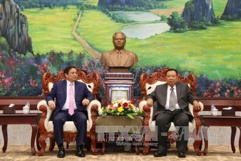 老挝人民革命党中央总书记、国家主席本扬·沃拉吉亲切会见范明正（图片来源：越通社）