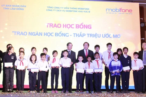 越南电信公司MOBIPHONE向林同省贫困生发放助学金。