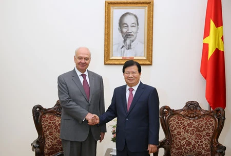越南政府副总理郑庭勇（右）与俄罗斯驻越大使弗努科夫。