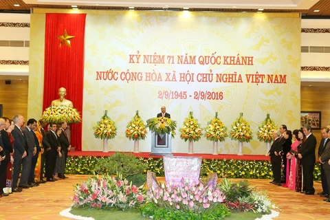 阮春福在招待会上发表讲话。