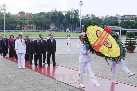 越南党和国家领导人拜谒胡志明主席陵墓（图片来源：越通社）