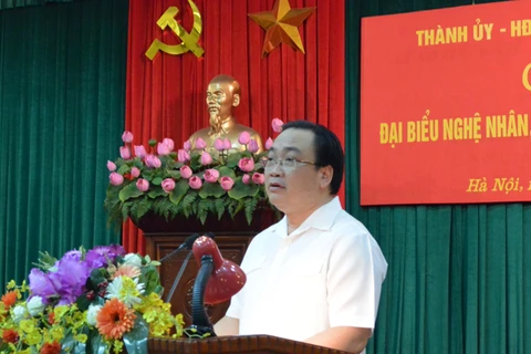 越共中央政治局委员、河内市委书记黄忠海在见面会上发表讲话（图片来源：http://tuoitrethudo.vn） 
