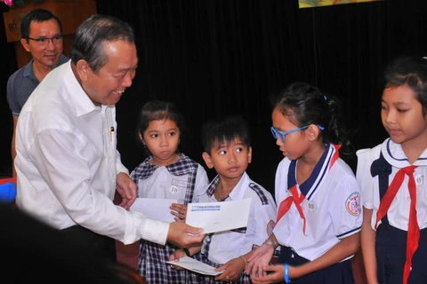 越南政府副总理张和平向胡志明市占族贫困学生颁发奖学金（图片来源：《公安报》）