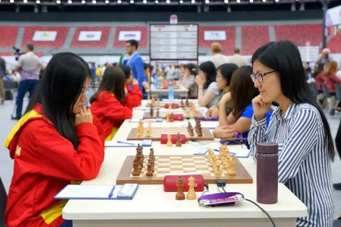 越南女队（红衣）与中国女队在比赛中（图片来源：体育报）