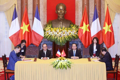 越南国家主席陈大光和法国总统弗朗索瓦·奥朗德出席两国合作文件签字仪式（图片来源：越通社）