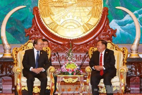 越南政府总理阮春福拜访老挝国家主席本扬·沃拉吉（图片来源：越通社）