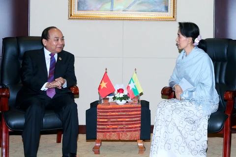 越南政府总理阮春福会见缅甸国家顾问兼外交部长昂山素季（图片来源：越通社）