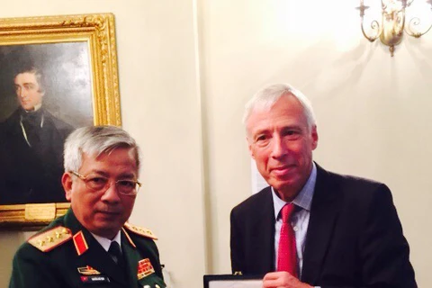 越南国防部副部长阮志咏和英国国防部长厄尔·豪（图片来源：越通社）