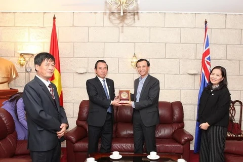 河内市祖国阵线委员会主席武鸿卿向越南驻澳大利亚大使梁青毅赠送纪念品。