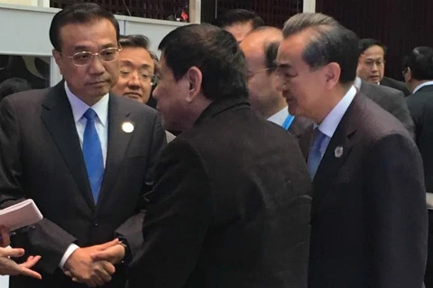 国务院总理李克强与菲律宾总统罗德里戈·杜特尔特握手。
