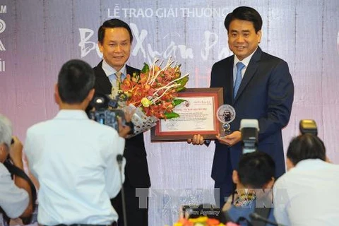 越通社社长阮德利向河内市关于绿色空间发展主张颁发热爱河内设想奖。