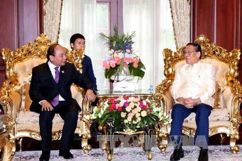 越南政府总理阮春福拜会了前老挝人民革命党中央总书记、前老挝国家主席朱马利•赛雅颂