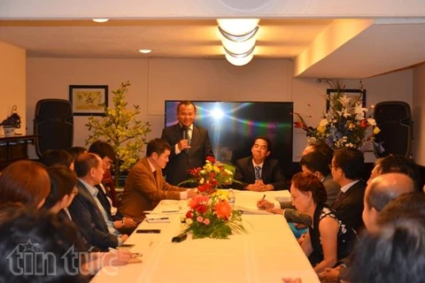 越南外交部副部长武鸿南与旅加越南人进行交谈（图片来源：http://baotintuc.vn/）