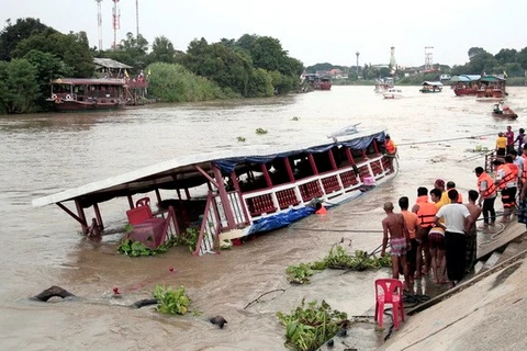 泰国昭披耶河船只撞桥翻覆（图片来源：AP）