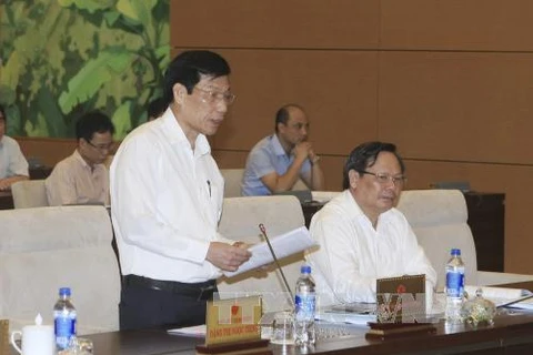 越南文化体育与旅游部部长阮玉善在国会常委会上作报告