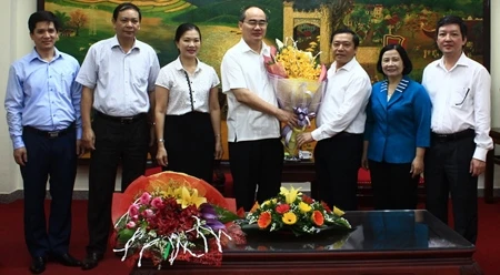 阮善仁同志同越南农民协会代表（图片来源：越南农民协会）