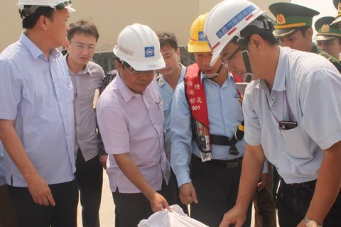 有关机构代表检查Formosa进口的铝土矿泥（图片来源于网络）