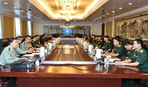 越南青年军官代表团与中国共产党中央军事委员会国际军事合作办公室代表进行会谈（图片来源：《越南人民军报》）