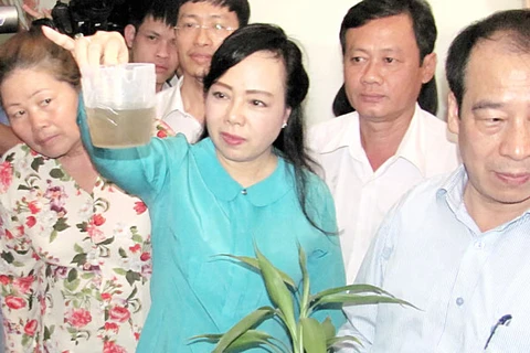 越南卫生部部长阮氏金进检查胡志明市第二郡的寨卡病毒防控工作。