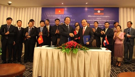张明俊与波桑坎·翁达拉签署《2016-2020年双方信息合作计划》（图片来源于《越南之声广播电台》）