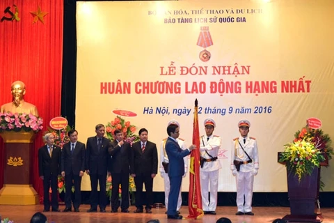 越南政府副总理武德儋向国家历史博物馆授予一级劳动勋章