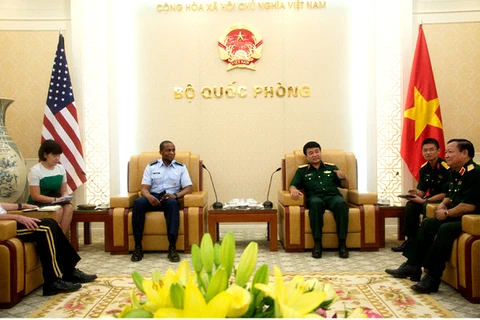 越南人民军副总参谋长武文俊上将会见美军运输司令部司令（图片来源：http://mod.gov.vn/）